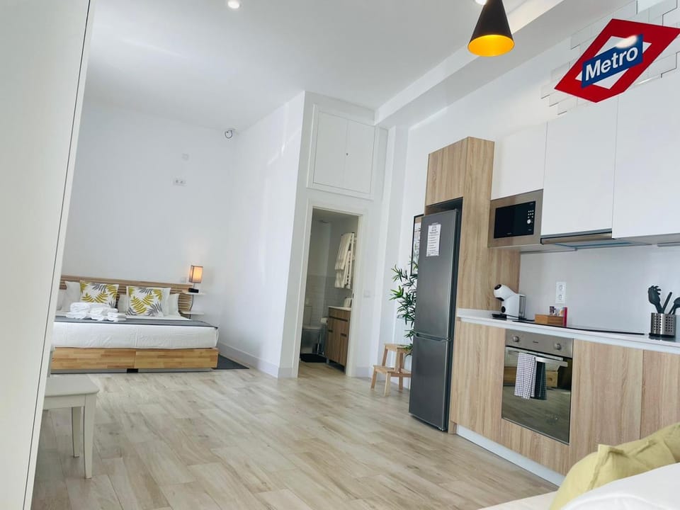 Bed, TV and multimedia, Kitchen or kitchenette, Photo of the whole room, Dining area, Bedroom, minibar, stove