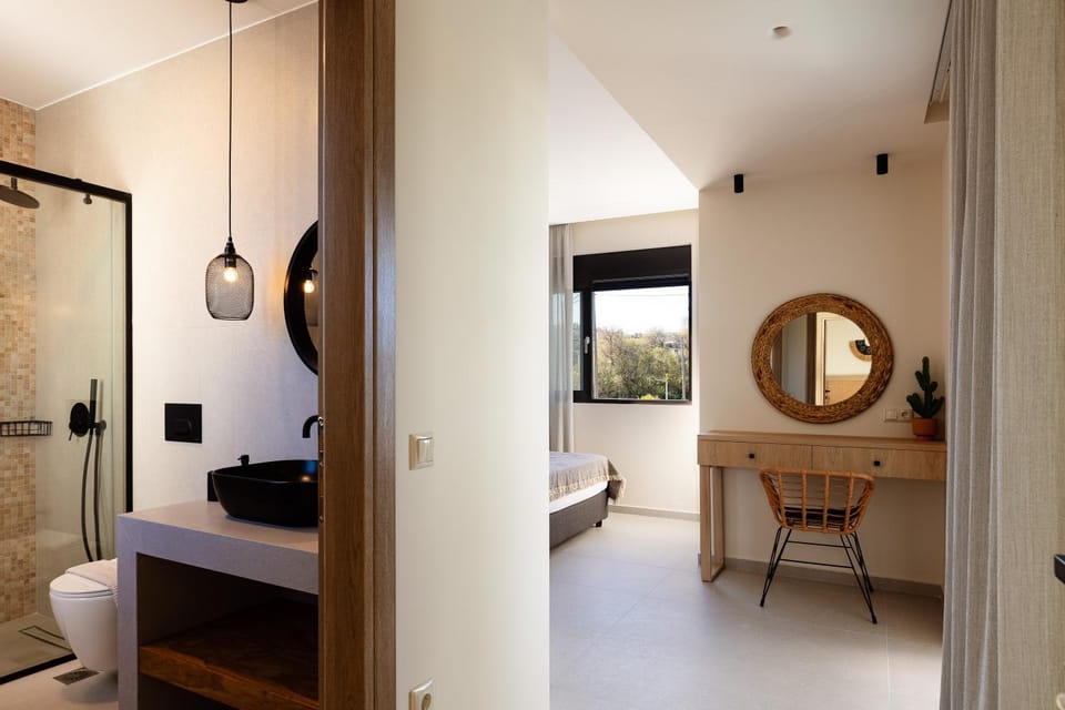 Bedroom, Public Bath