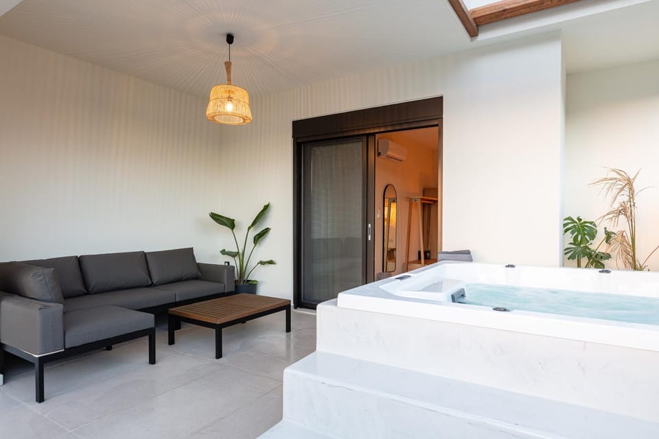 Hot Tub, Hot Tub, Balcony/Terrace, Seating area, Bedroom
