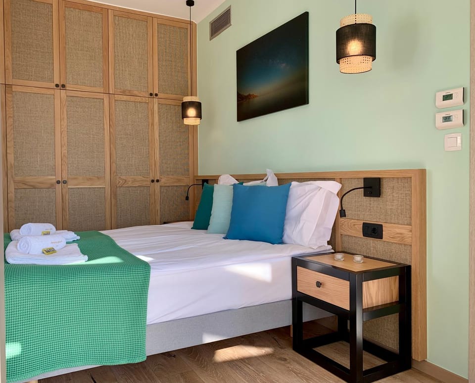 Bed, Photo of the whole room, Bedroom, hair dresser, air conditioner