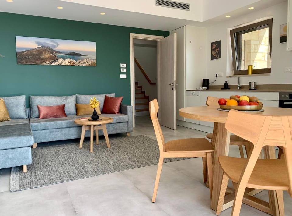 Kitchen or kitchenette, Living room, Seating area, Dining area