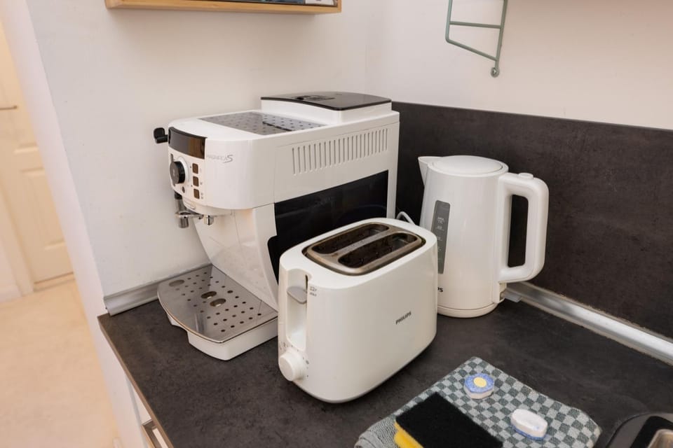 Coffee/tea facilities, toaster, kitchen