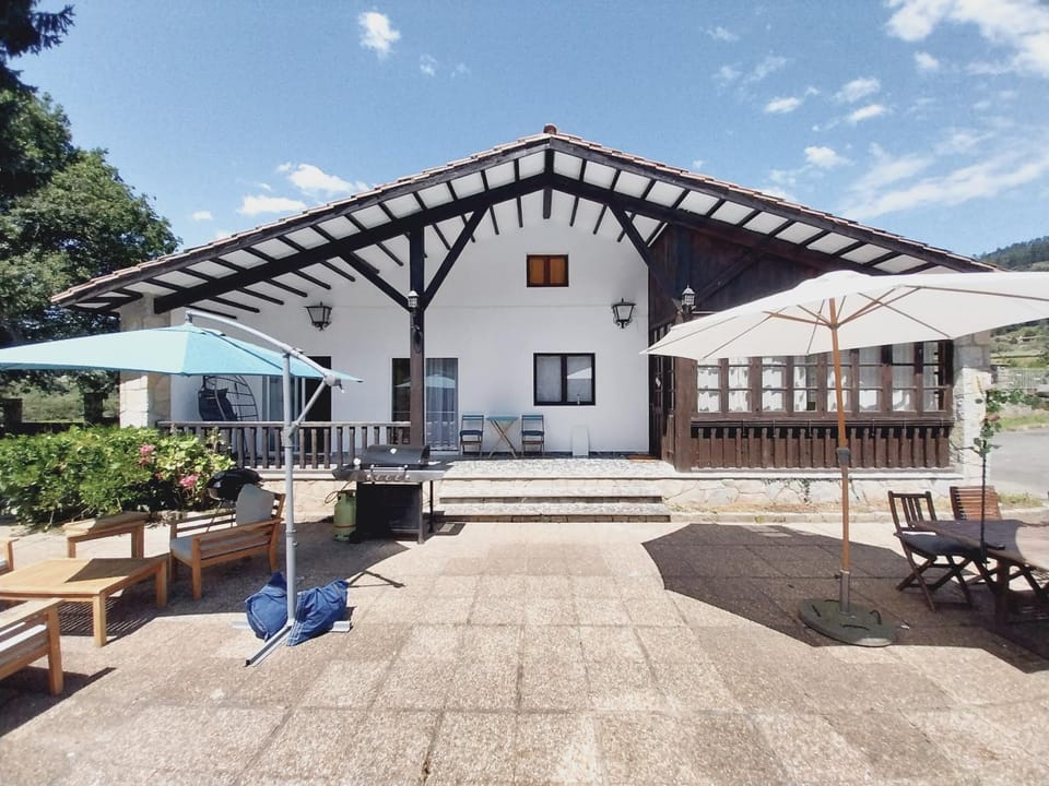 Casa de Aldea con piscina en Peón "Los Tres Robles" House in Asturias
