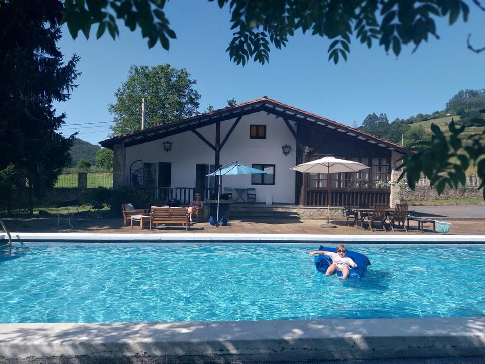 Casa de Aldea con piscina en Peón "Los Tres Robles" House in Asturias