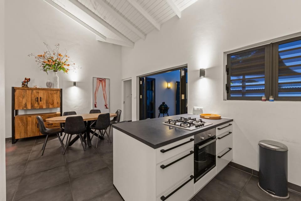 Kitchen or kitchenette, Food and drinks, Dining area, Food, stove