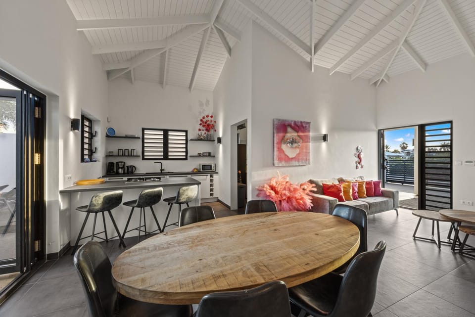 Kitchen or kitchenette, Living room, Seating area, Dining area