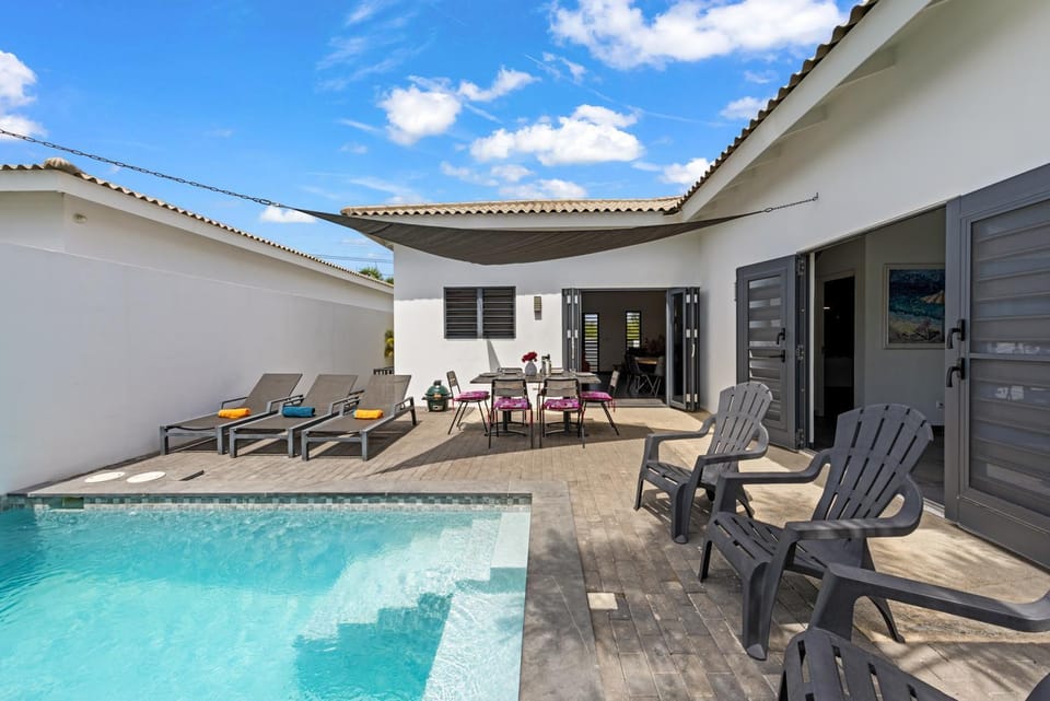 Property building, Day, Pool view, Swimming pool, sunbed