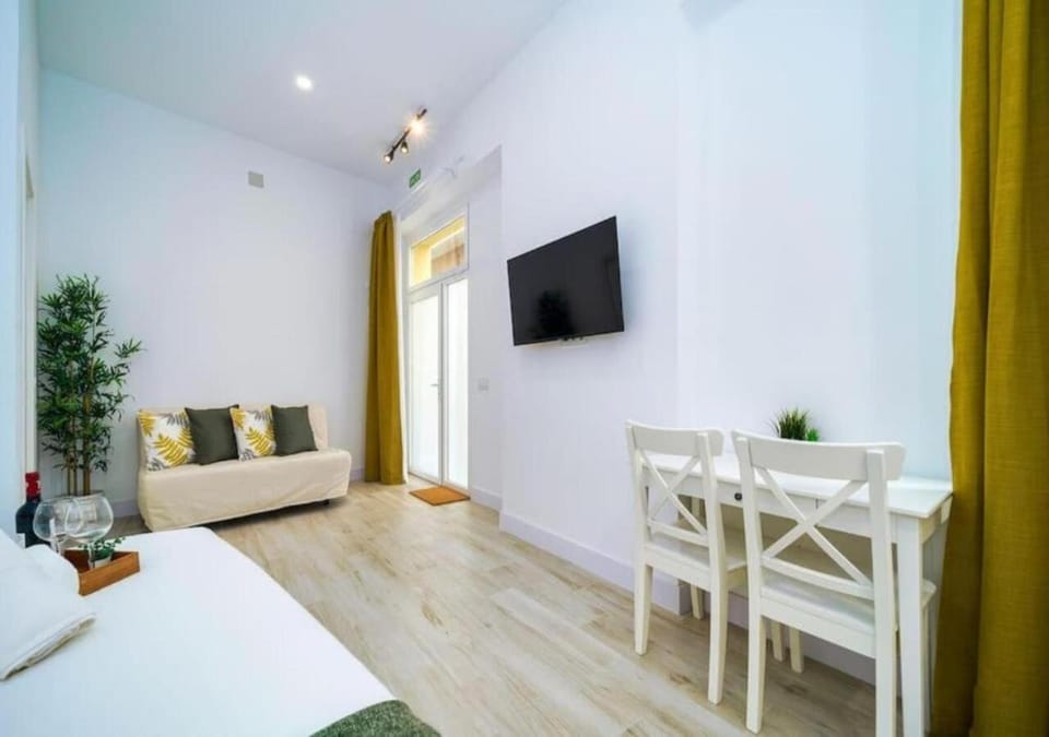 Bed, TV and multimedia, Living room, Photo of the whole room, Seating area, Dining area, Bedroom