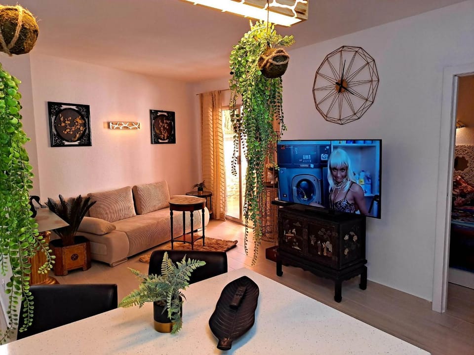Communal lounge/ TV room, Living room, Seating area
