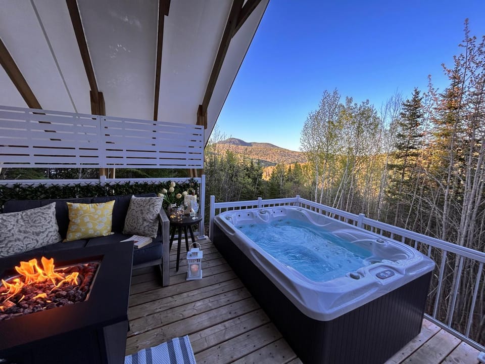 Day, Natural landscape, Hot Tub, Hot Tub, Balcony/Terrace, Mountain view