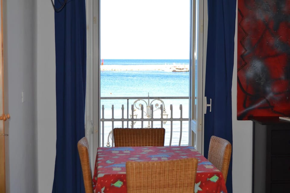 View (from property/room), Balcony/Terrace, Living room, Sea view
