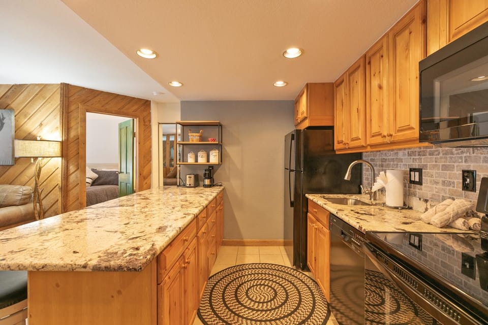Trails End Starry Night Condo: Downtown Breck, Ski In/Out Apartment in Breckenridge