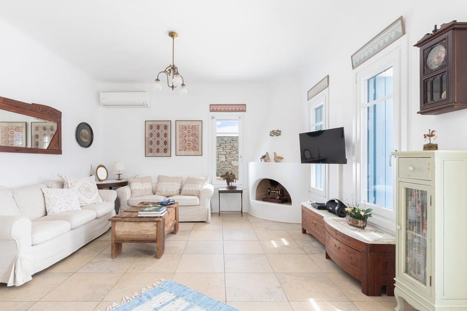 TV and multimedia, Living room, Seating area, air conditioner