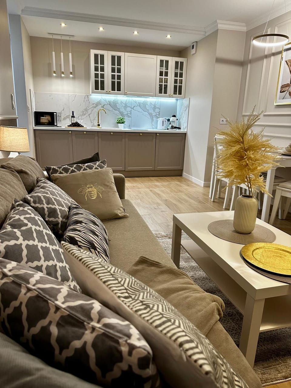 Kitchen or kitchenette, Living room, Food and drinks, Seating area, Dining area, Food
