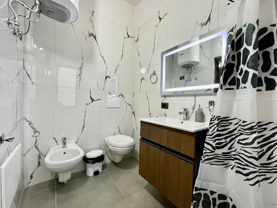 Shower, Toilet, Bath, bidet, towels