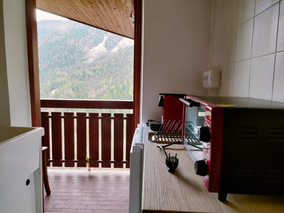 Natural landscape, Coffee/tea facilities, Kitchen or kitchenette, Dining area, Mountain view