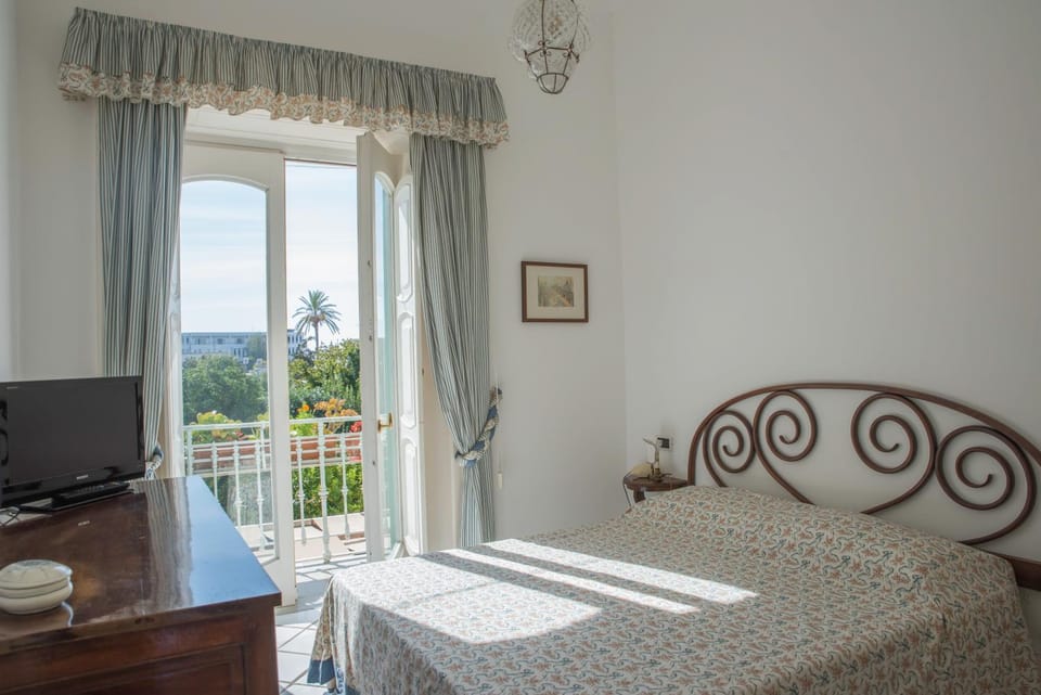 TV and multimedia, View (from property/room), Balcony/Terrace, Bedroom
