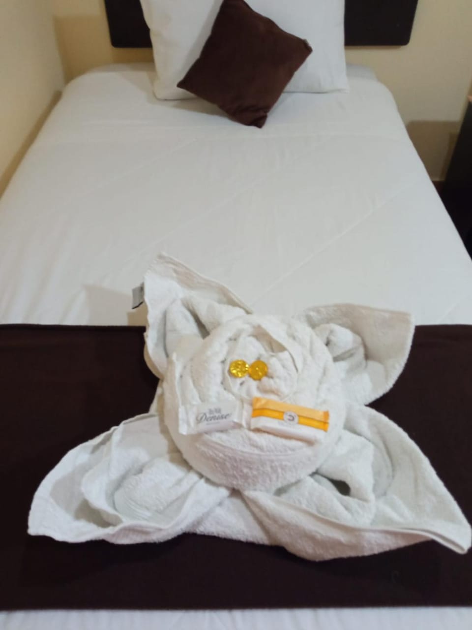 Bed, towels