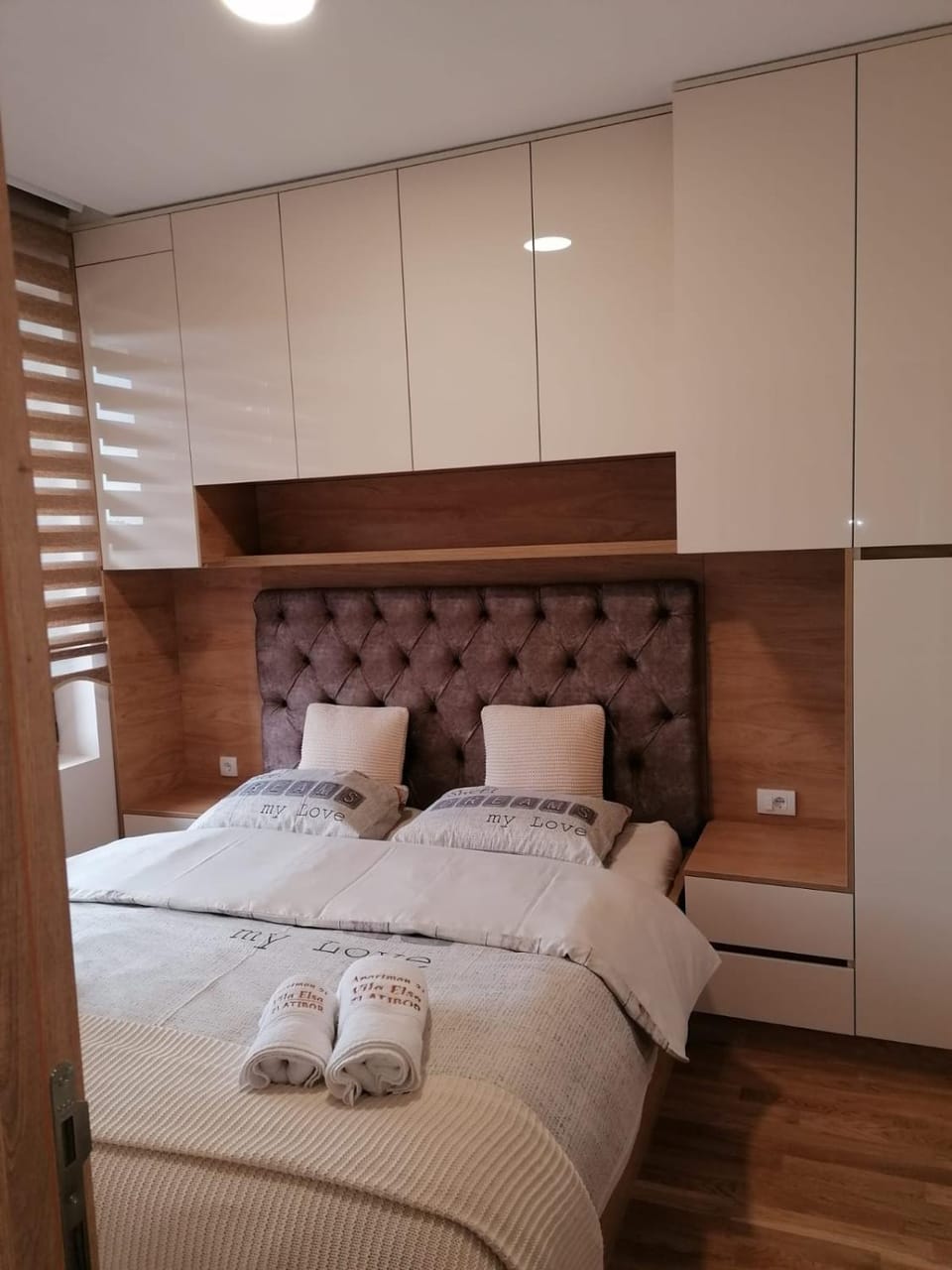 Photo of the whole room, Bedroom, wardrobe