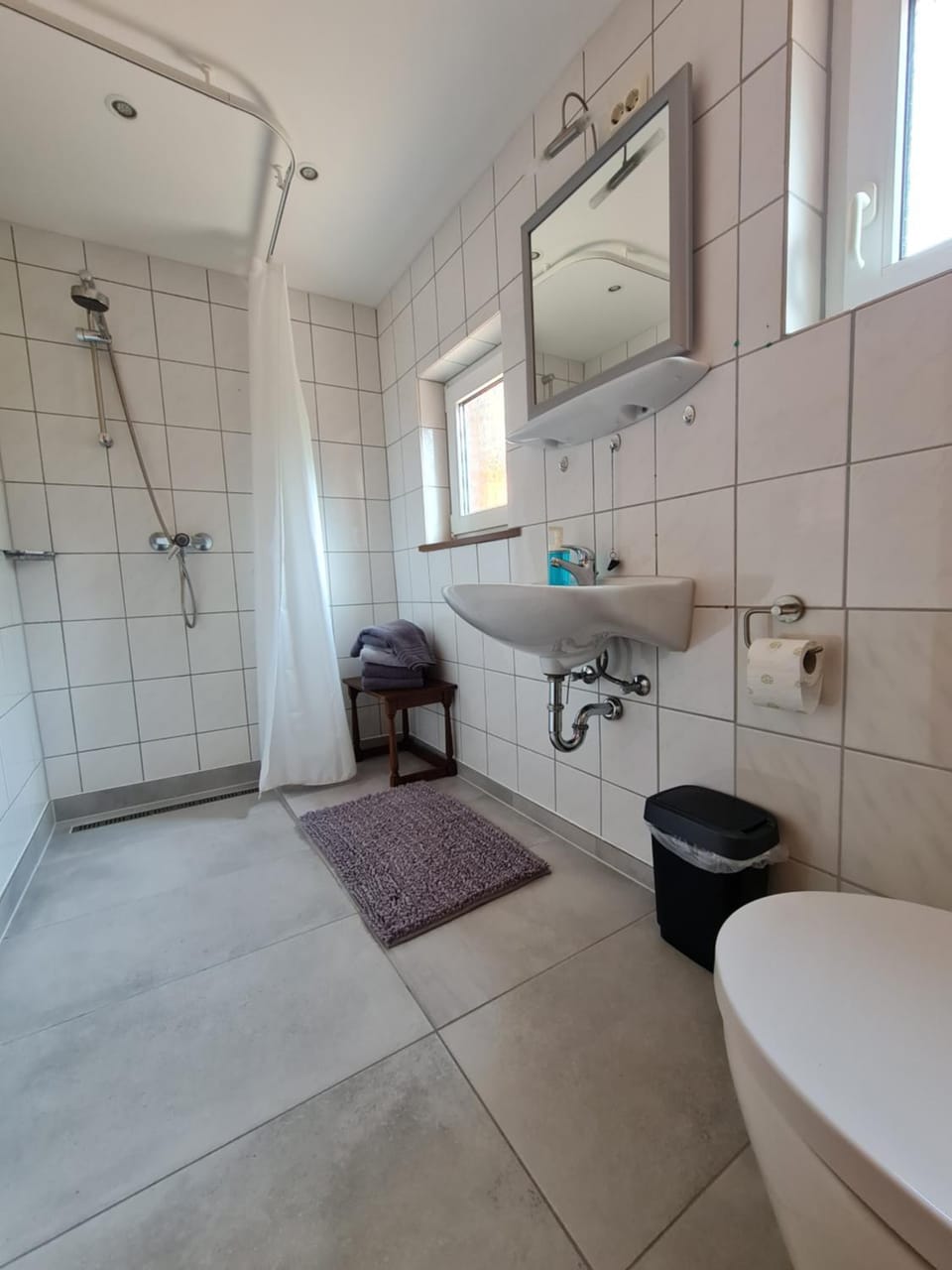 Shower, Toilet, Bathroom, towels