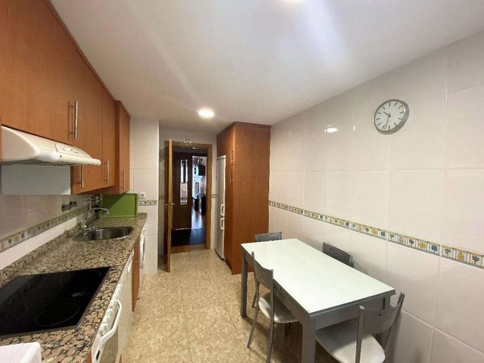 Kitchen or kitchenette, Dining area, oven, stove
