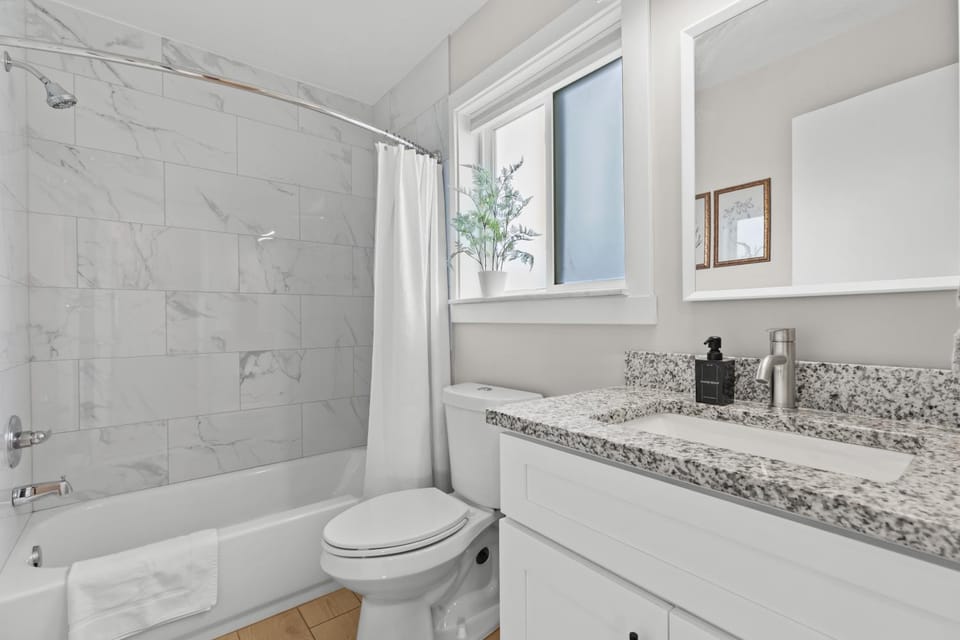 Bright & Modern Flat - King Bed - Near Downtown Apartment in Mount Clemens