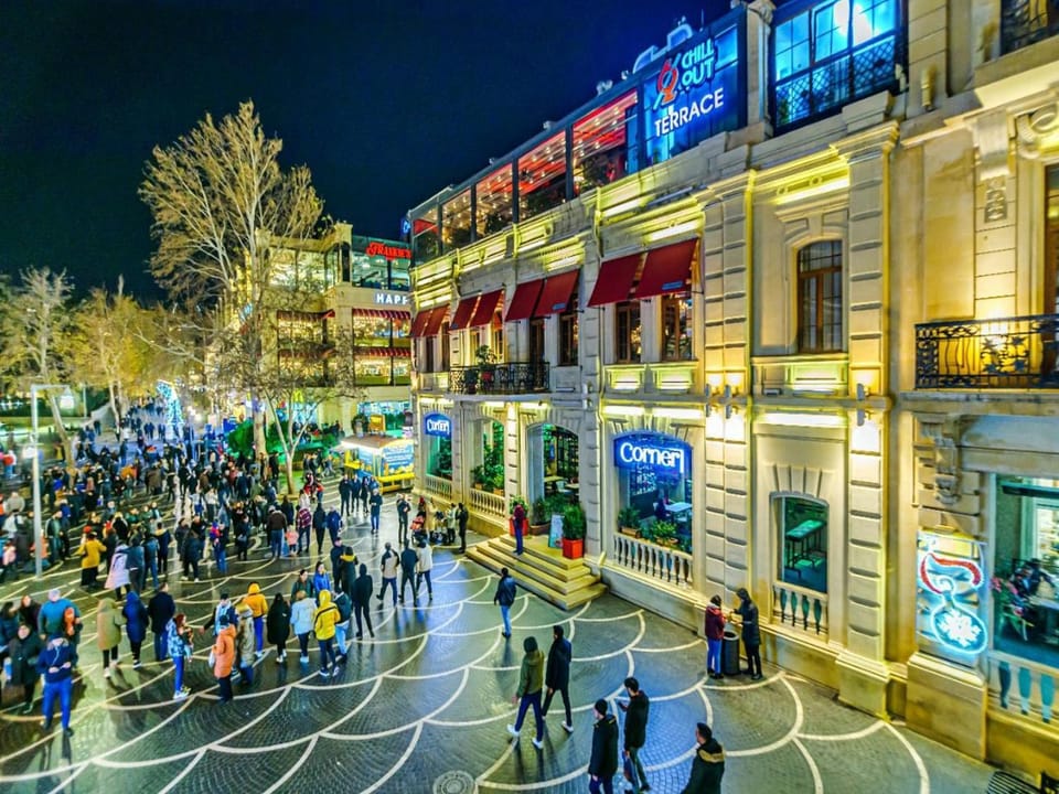 Property building, Facade/entrance, Night, People, Neighbourhood, Balcony/Terrace, City view, Street view, Location, group of guests