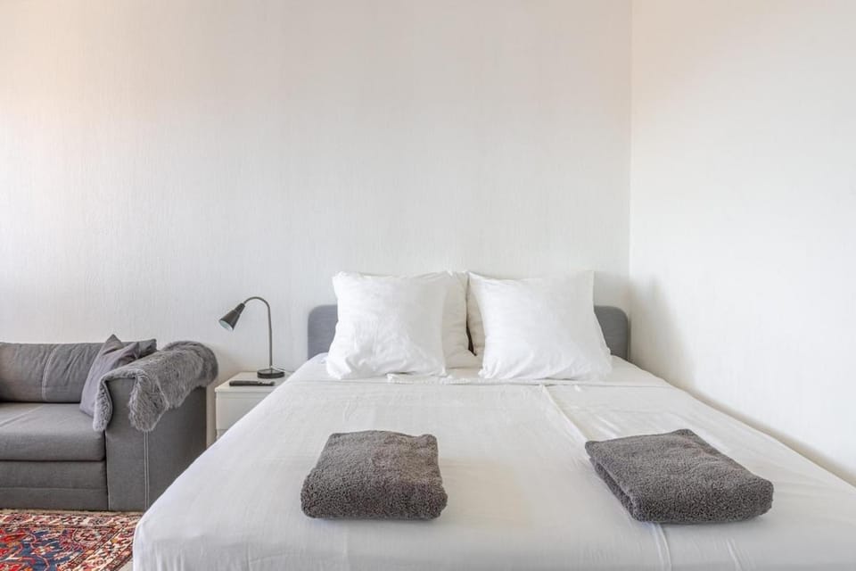 Bed, Bedroom, towels