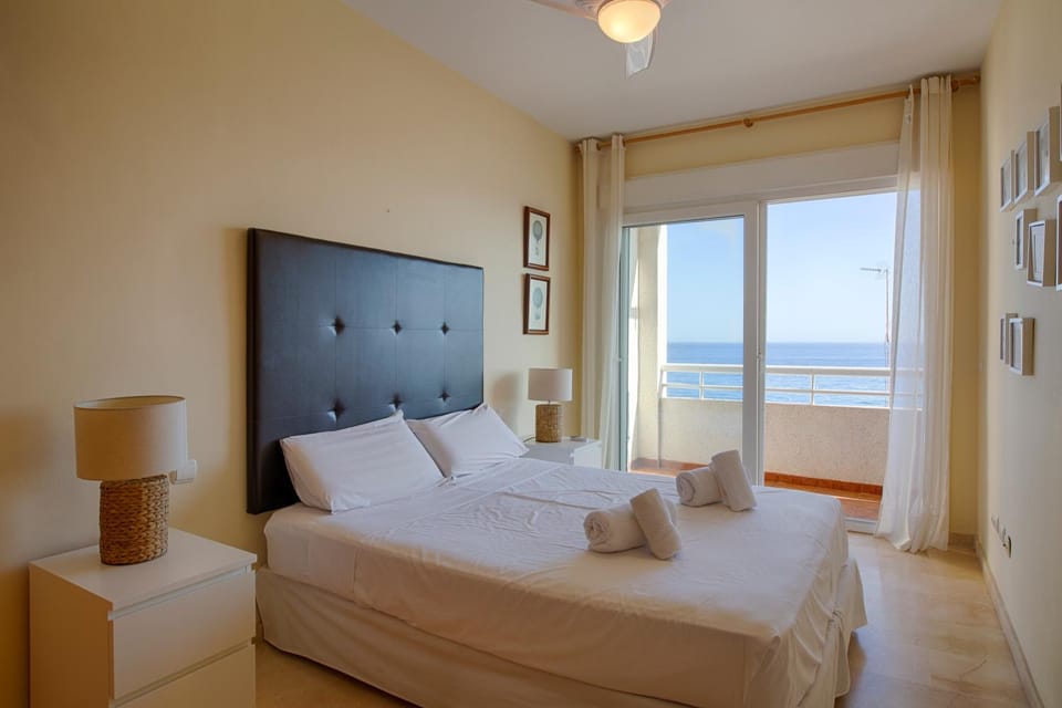 Bed, Photo of the whole room, Bedroom, Sea view, towels