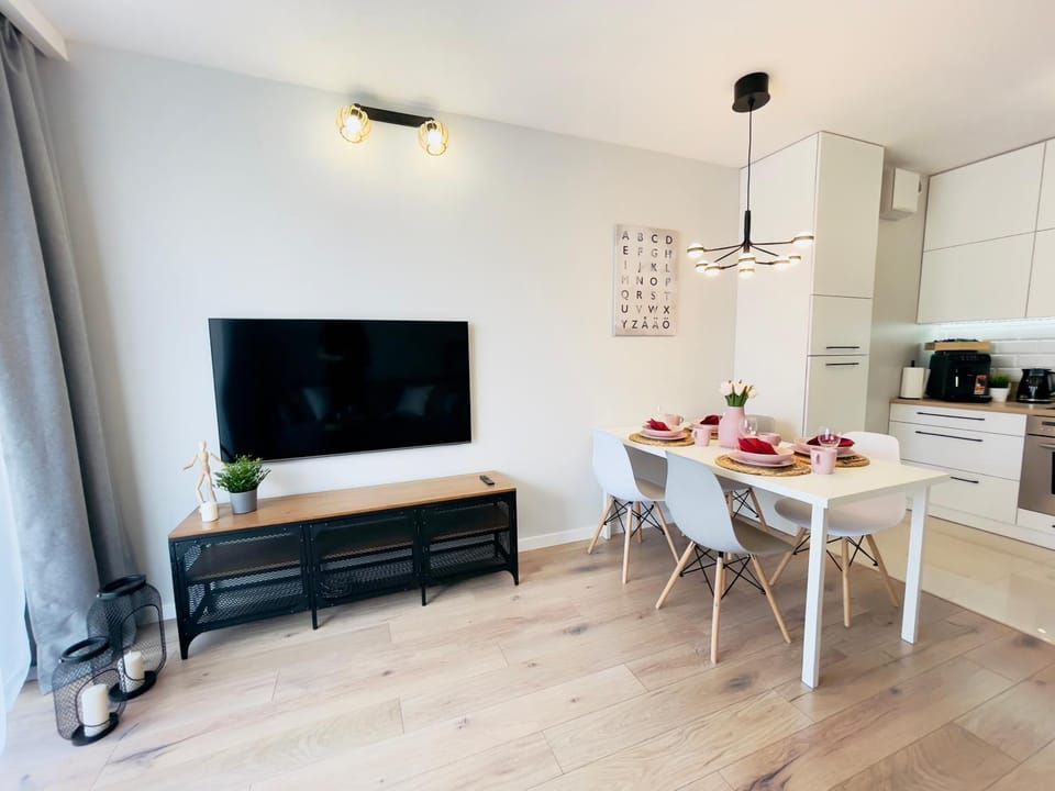 TV and multimedia, Kitchen or kitchenette, Living room, Seating area, Dining area