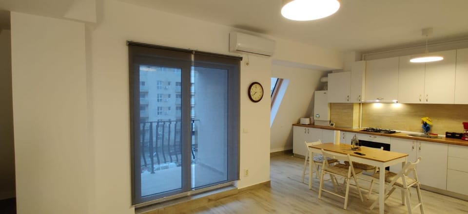 Kitchen or kitchenette, Dining area, air conditioner