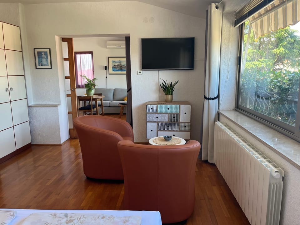 TV and multimedia, Seating area