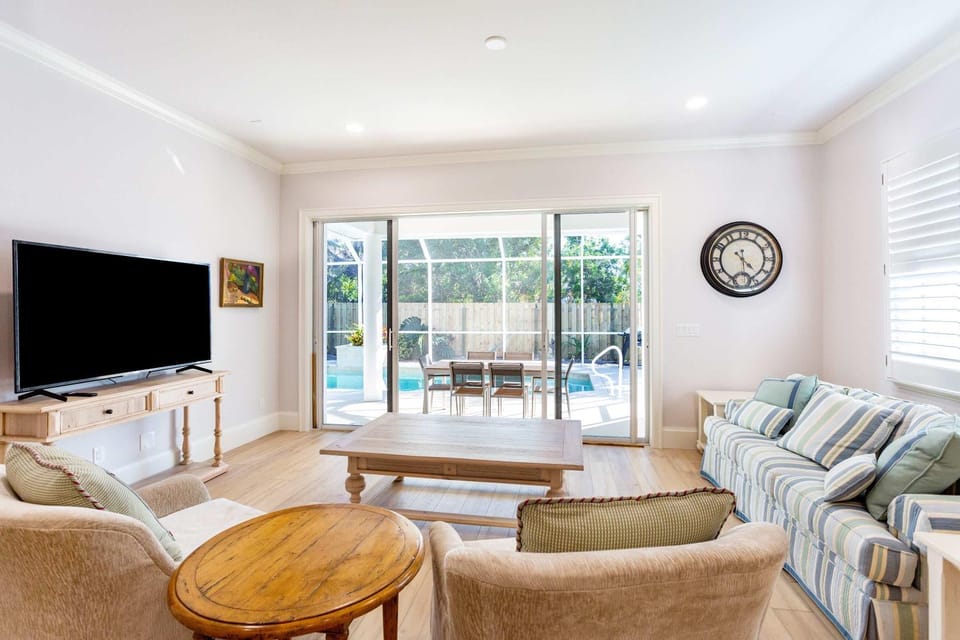 TV and multimedia, Living room, Seating area, Evening entertainment, Pool view
