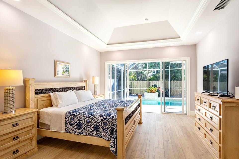 Bed, TV and multimedia, Photo of the whole room, Bedroom, Pool view