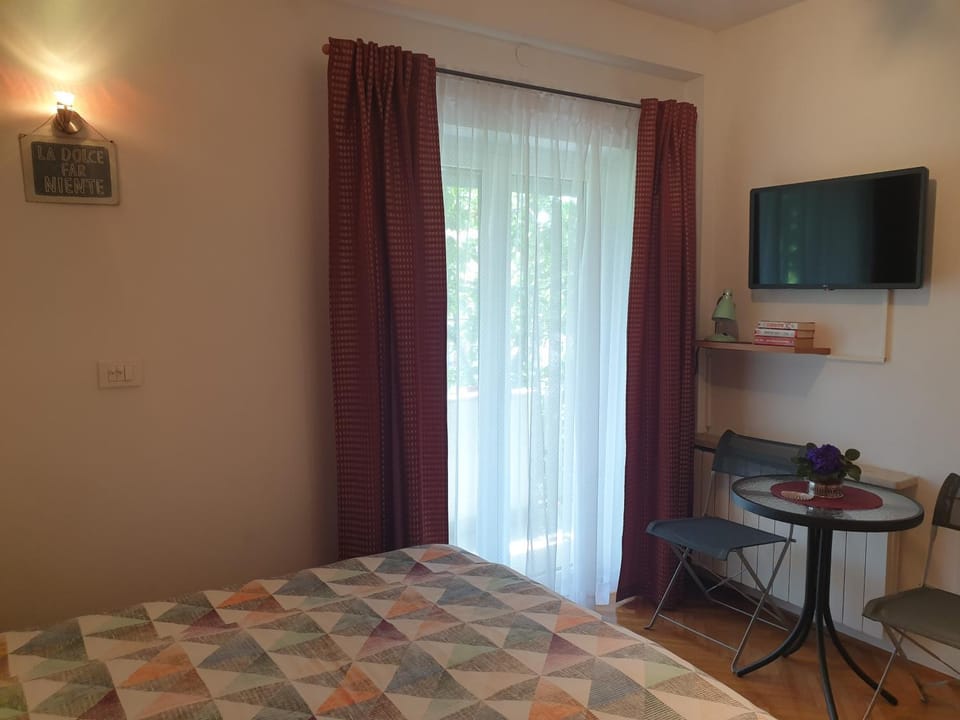 Bed, TV and multimedia, Bedroom