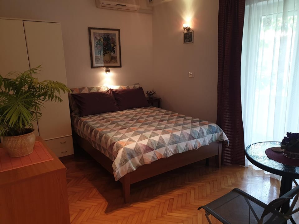 Bed, Photo of the whole room, Bedroom, air conditioner
