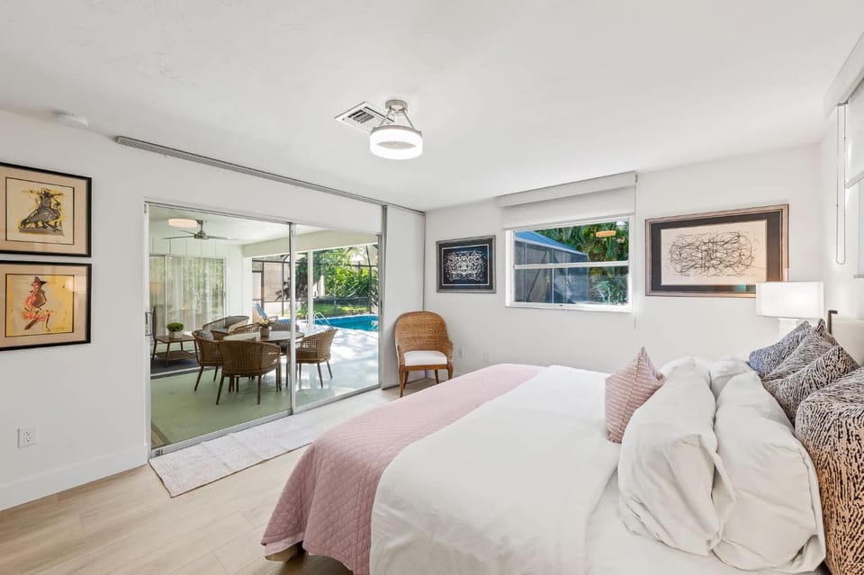 Bed, Photo of the whole room, Seating area, Bedroom