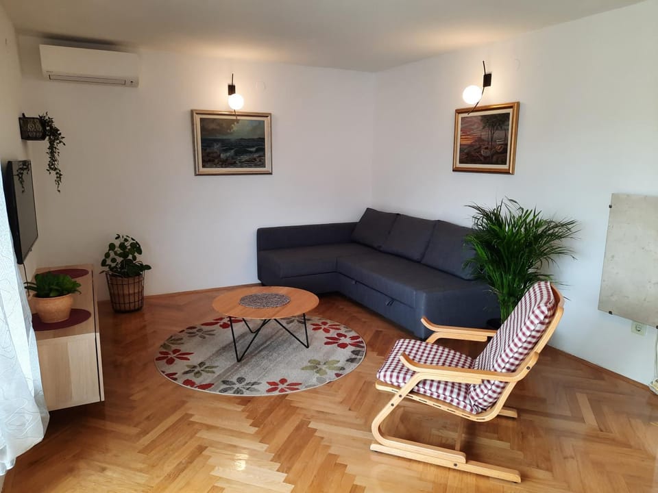 TV and multimedia, Living room, air conditioner