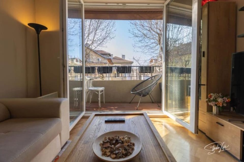 Day, View (from property/room), Balcony/Terrace, Living room, Seating area