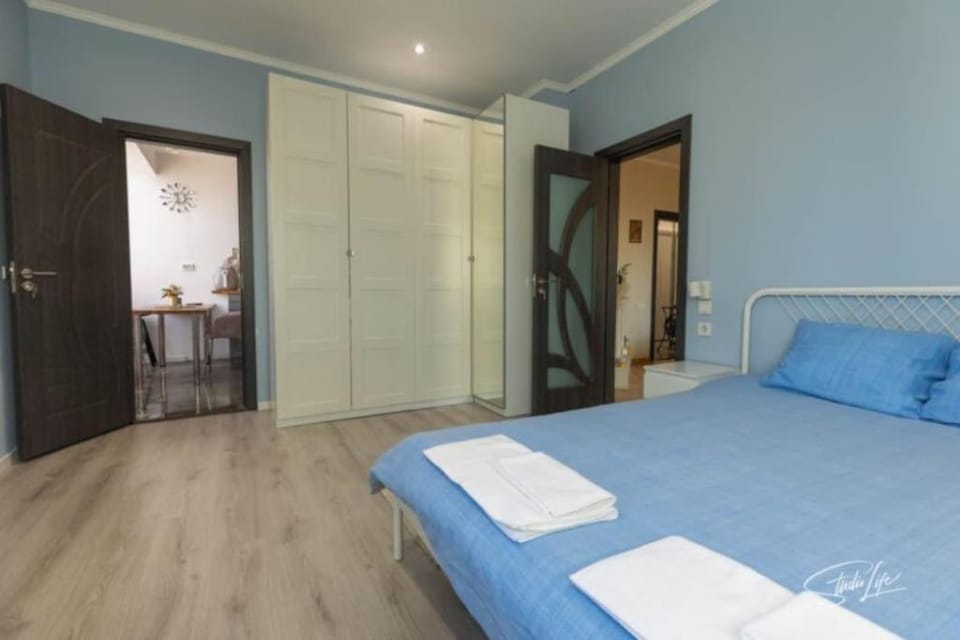 Bed, Bedroom, towels, wardrobe