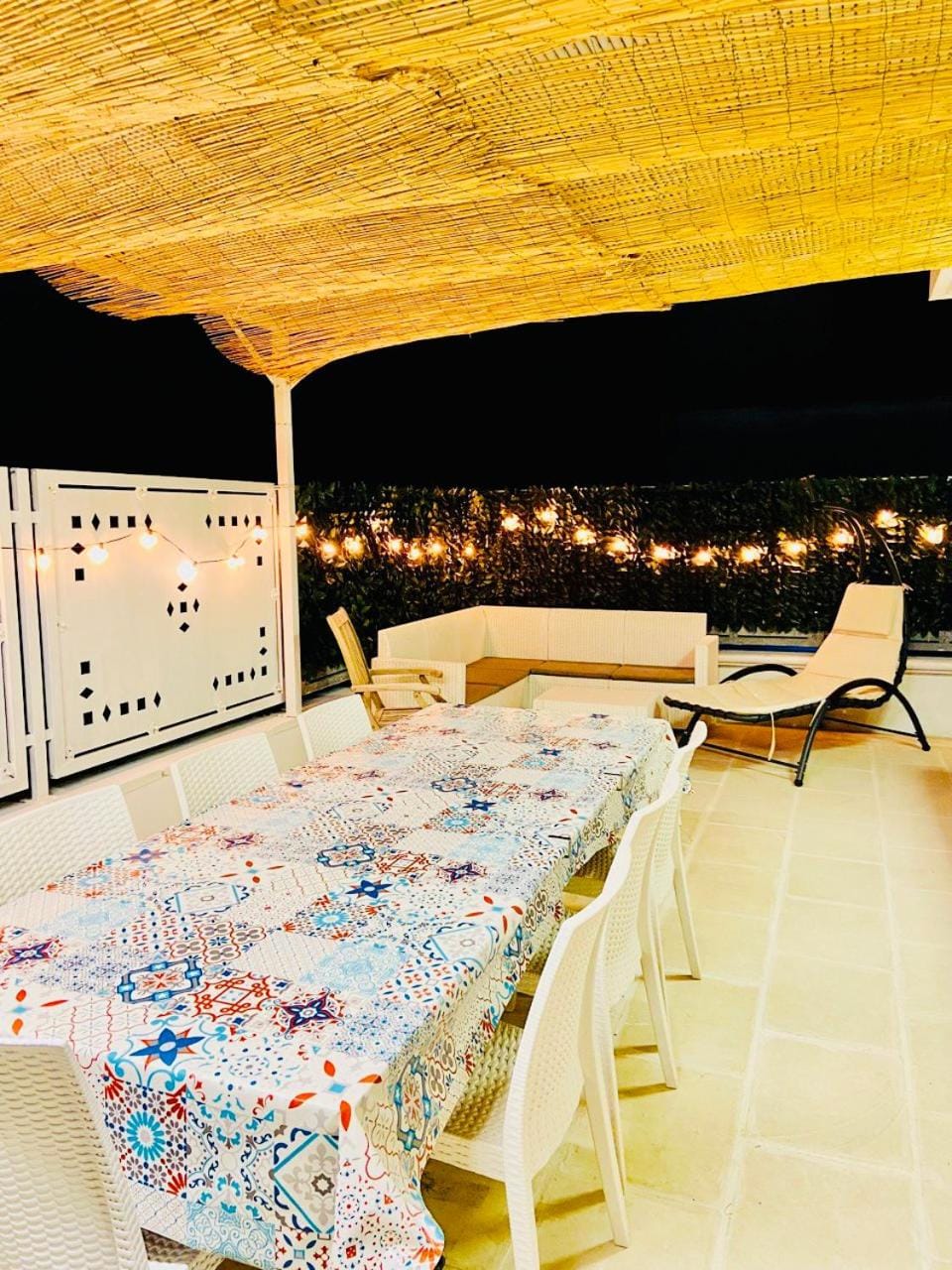 Property building, Patio, Summer, Dining area, Breakfast, Dinner