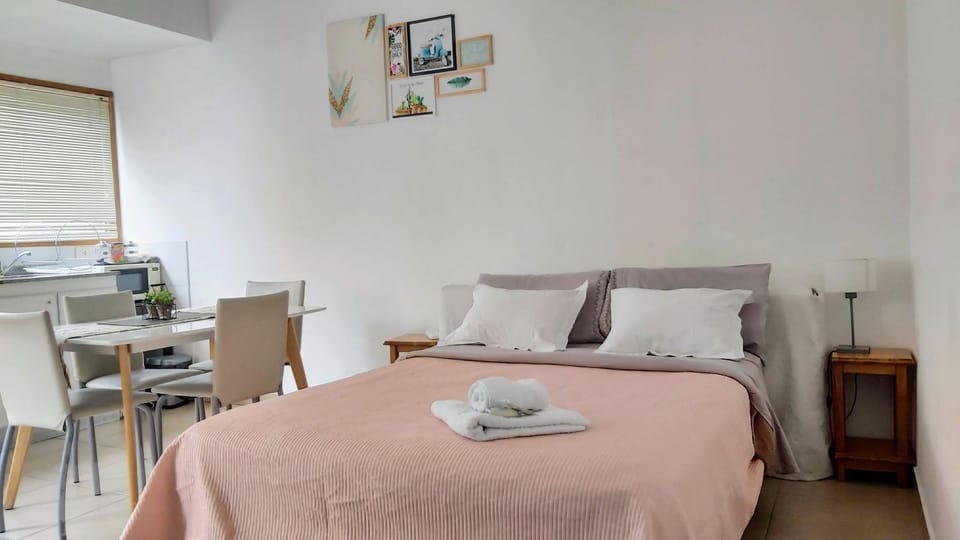 Bed, towels