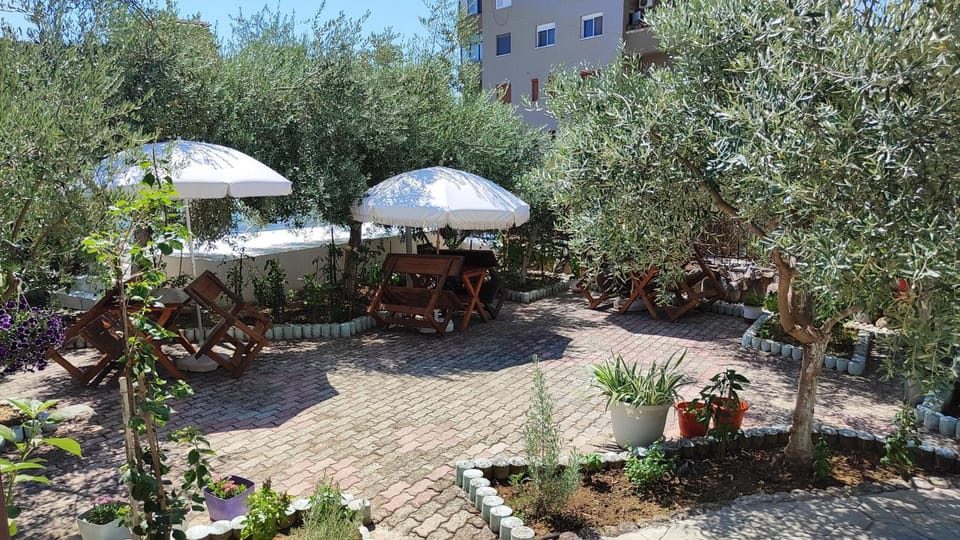 Garden, Breakfast