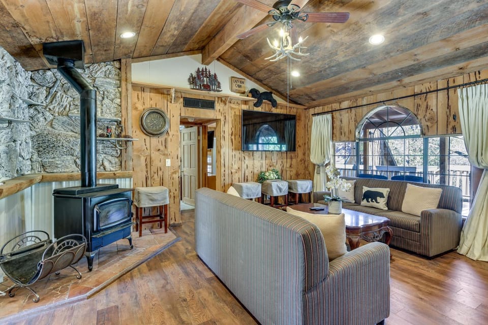 9 Mi to Bass Lake: Cabin w/ Fire Pit in Wishon! Cabin in Sierra Nevada