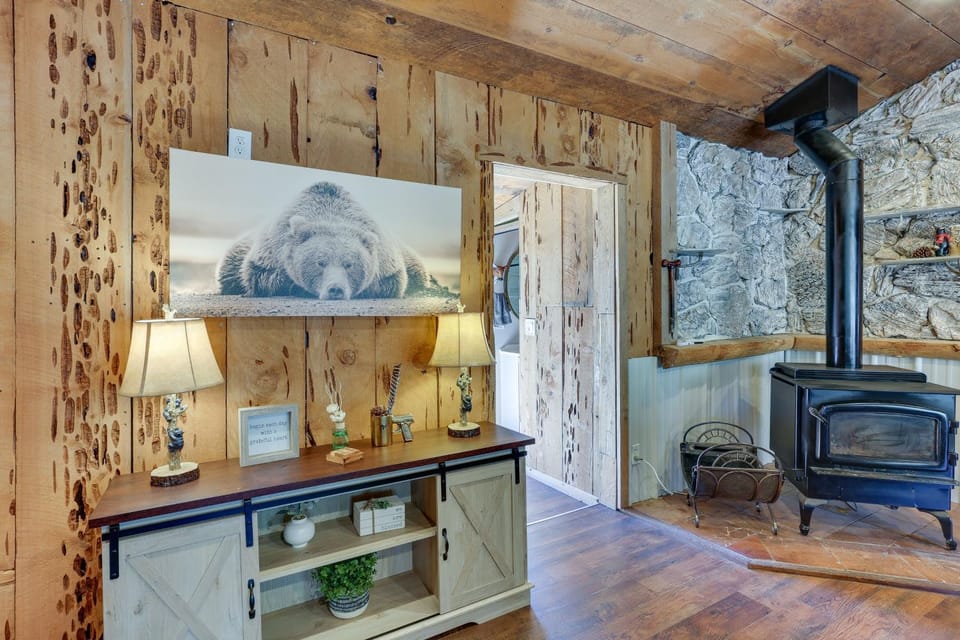 9 Mi to Bass Lake: Cabin w/ Fire Pit in Wishon! Cabin in Sierra Nevada