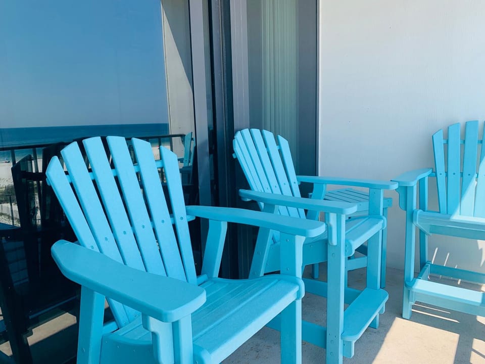 Island Winds East 308 by ALBVR - Beautifully renovated beachfront condo & steps away from Hangout & more! House in West Beach