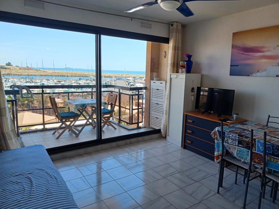 View (from property/room), Balcony/Terrace, Decorative detail, Seating area