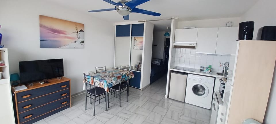 TV and multimedia, Photo of the whole room, Dining area, washing machine