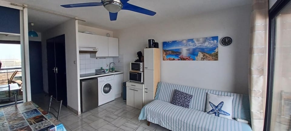 Kitchen or kitchenette, Dining area, stove
