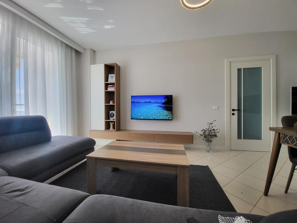Communal lounge/ TV room, TV and multimedia, Living room, Seating area, Evening entertainment